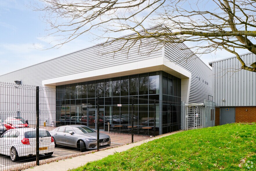 Spitfire Way, Hounslow à louer - Photo du bâtiment - Image 2 de 3