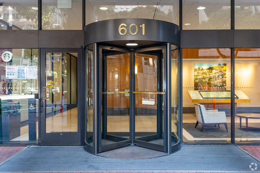 601 Montgomery St, San Francisco, CA à louer - Photo du bâtiment - Image 3 de 17