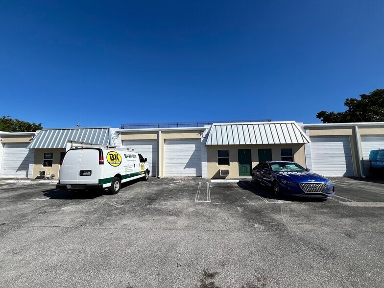 1451 SW 12th Ave, Pompano Beach, FL à louer - Photo du bâtiment - Image 3 de 8