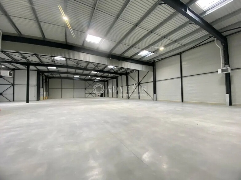 Flex in Trappes for lease - Interior Photo - Image 3 of 11