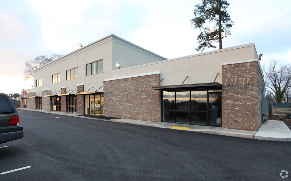 2434 Gresham Rd, Atlanta, GA à louer - Photo du bâtiment - Image 3 de 3