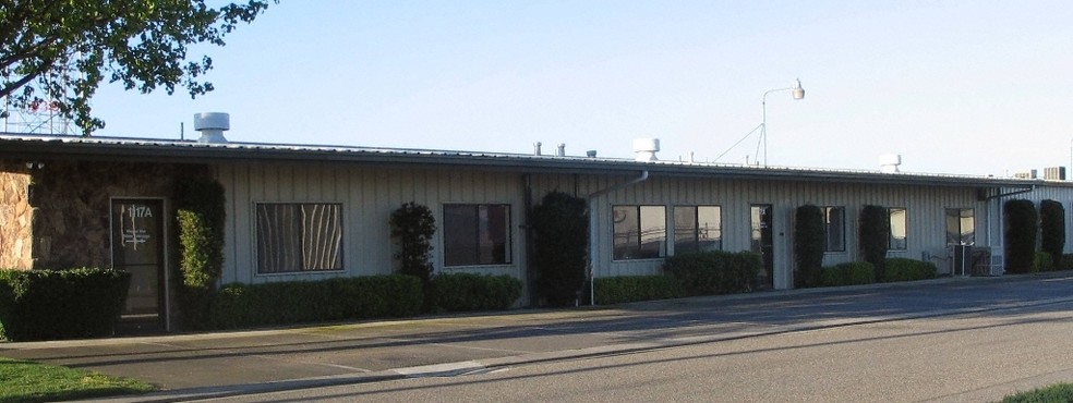 1117 Lone Palm Ave, Modesto, CA for lease - Building Photo - Image 2 of 25