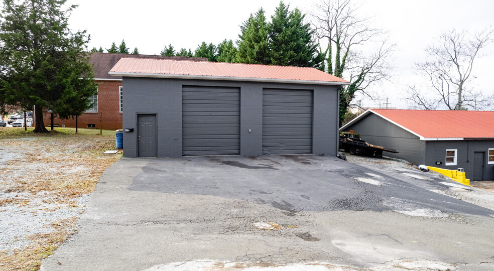 223-225 N Lamar St, Roxboro, NC for lease - Building Photo - Image 1 of 7