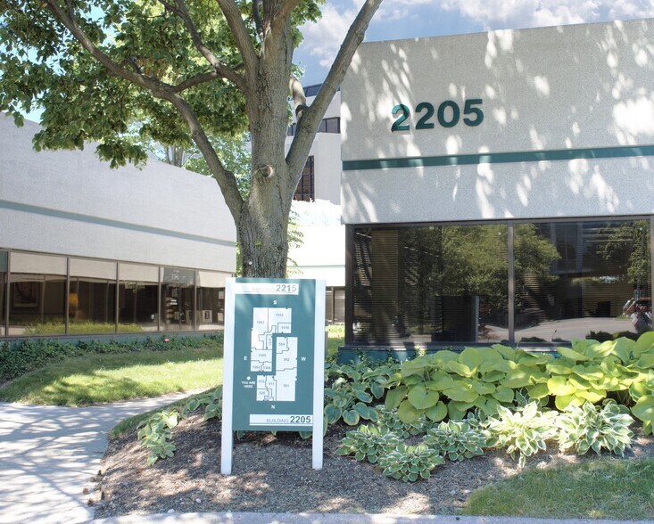 2255 Enterprise Dr, Westchester, IL à louer - Photo du bâtiment - Image 3 de 6