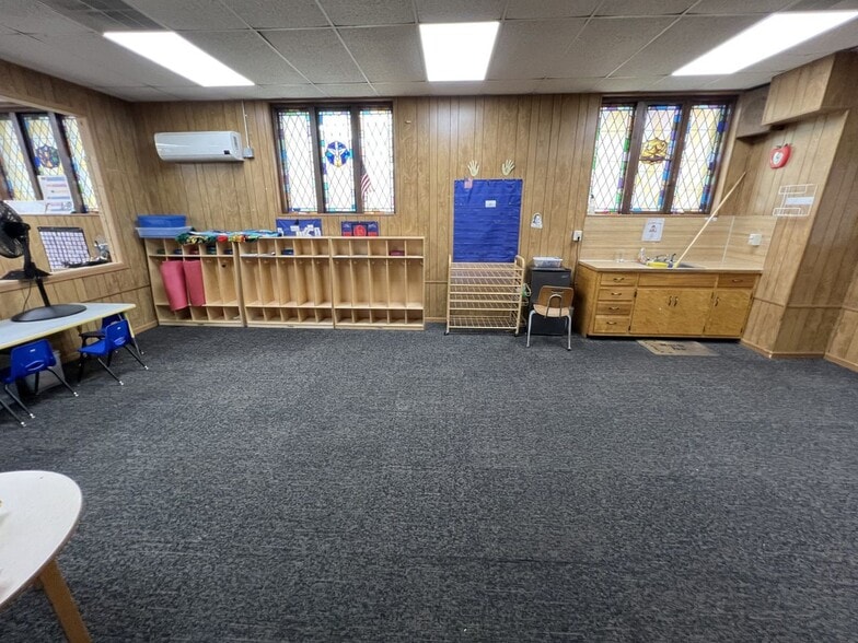 700 Eleanor Ave, Toledo, OH for sale - Interior Photo - Image 3 of 24