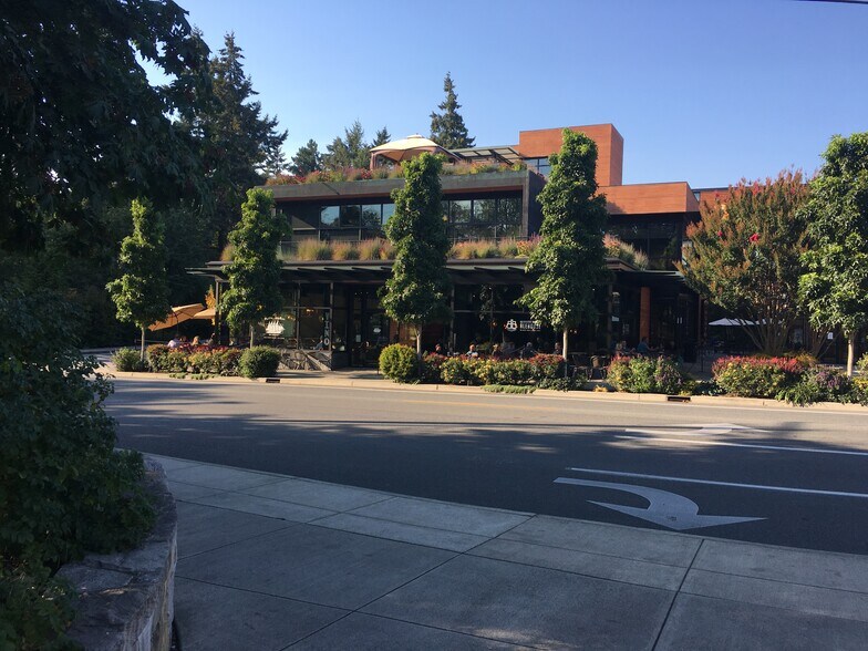 100 Ravine Ln NE, Bainbridge Island, WA à louer - Photo du bâtiment - Image 2 de 12