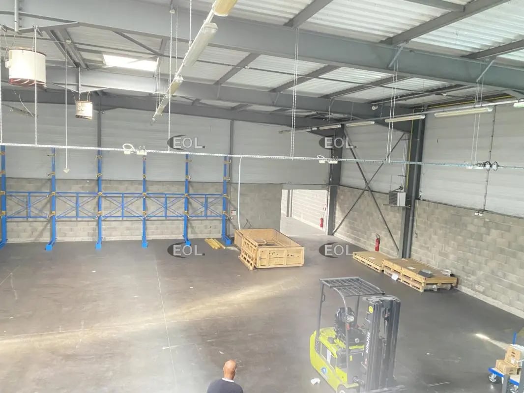 Flex in Chaponost for lease Interior Photo- Image 1 of 14