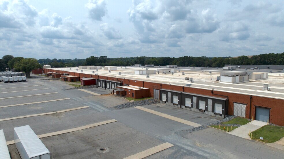 401 W Hanes Mill Rd, Winston-Salem, NC à louer - Photo du bâtiment - Image 2 de 13