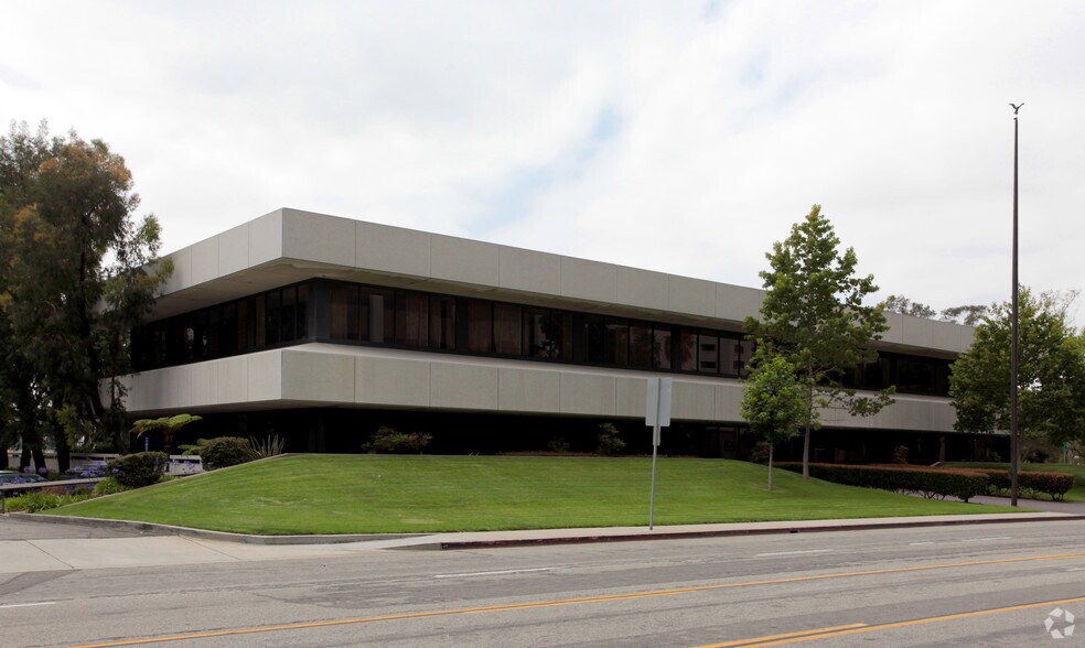 1 Golden Shore Dr, Long Beach, CA for sale - Primary Photo - Image 1 of 4