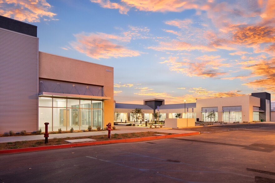 2111-2361 E Palmdale Blvd, Palmdale, CA à louer - Photo du bâtiment - Image 2 de 11