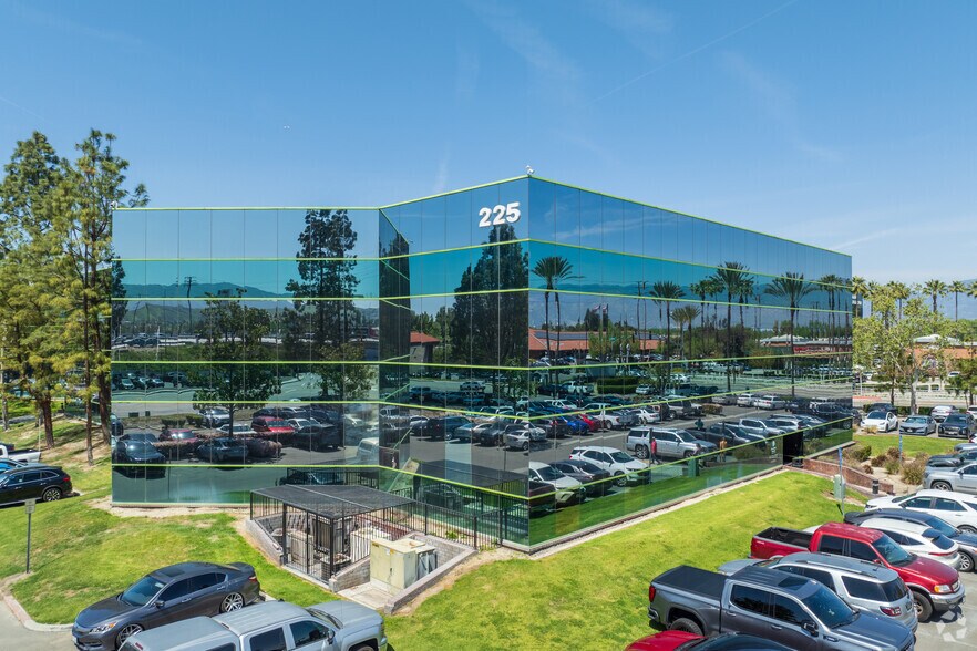 225 W Hospitality Ln, San Bernardino, CA à louer - Photo du bâtiment - Image 1 de 6