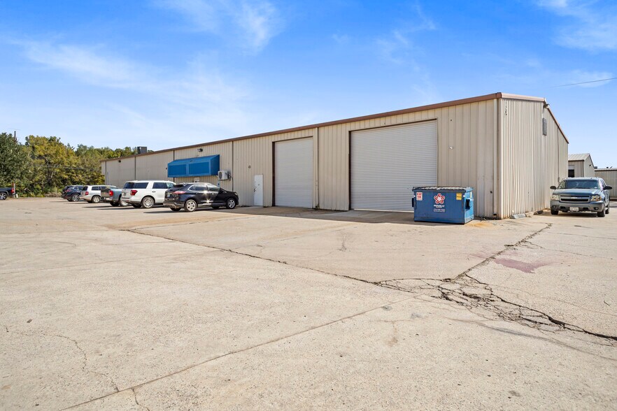 1504 S Frazier St, Conroe, TX à louer - Photo du bâtiment - Image 3 de 17