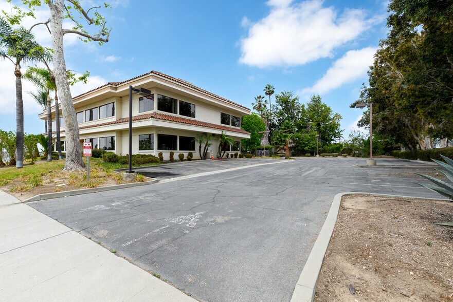 1327 Del Norte Rd, Camarillo, CA à louer - Photo du bâtiment - Image 3 de 13