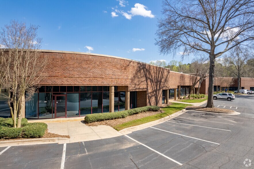 1670 Oakbrook Dr, Norcross, GA à louer - Photo du bâtiment - Image 1 de 5