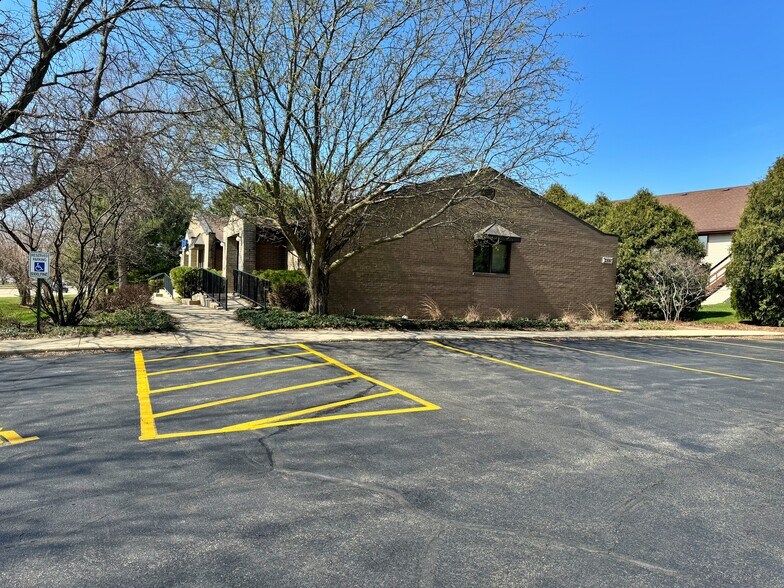 2477 Eastrock Dr, Rockford, IL for lease - Building Photo - Image 1 of 7