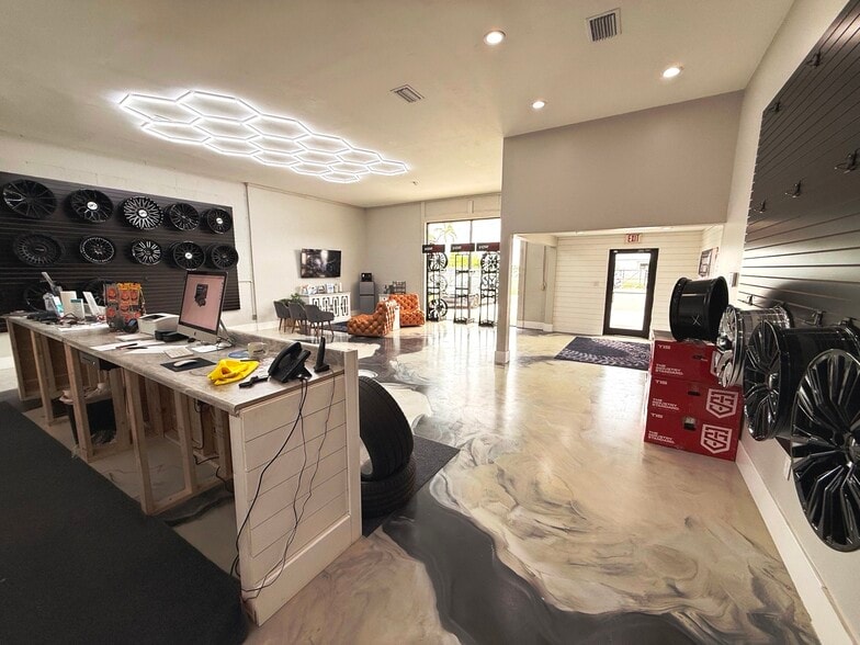 3593 Veronica S Shoemaker Blvd, Fort Myers, FL for sale - Interior Photo - Image 3 of 11