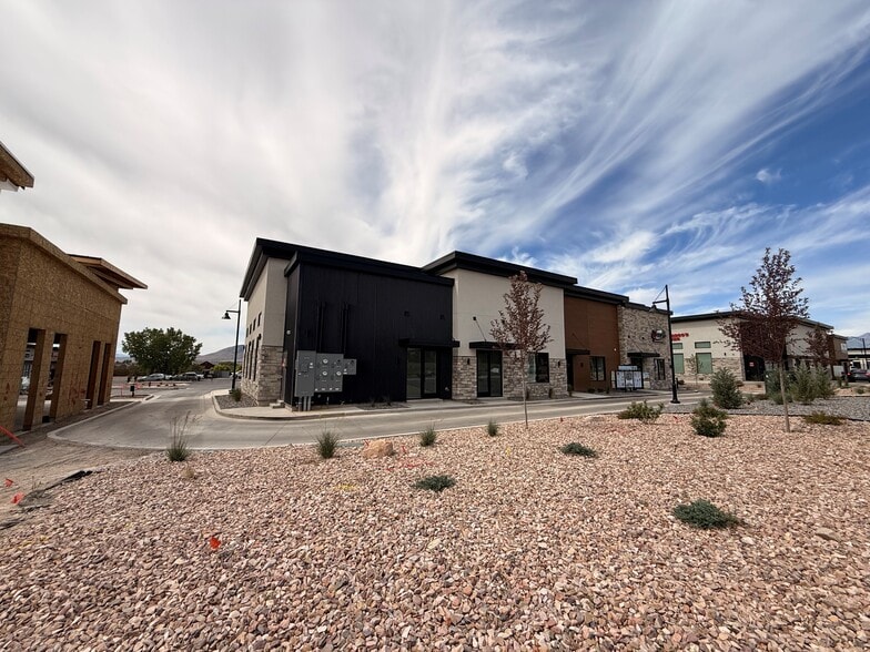 337 E Crossroads Blvd, Saratoga Springs, UT for lease - Building Photo - Image 1 of 3