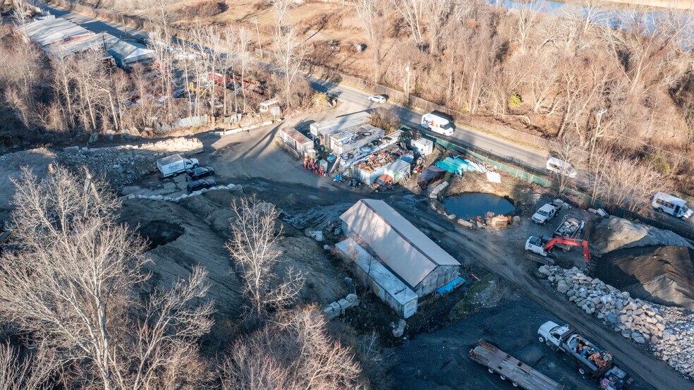 18 Plumtrees Rd, Danbury, CT à vendre - Photo du bâtiment - Image 2 de 15