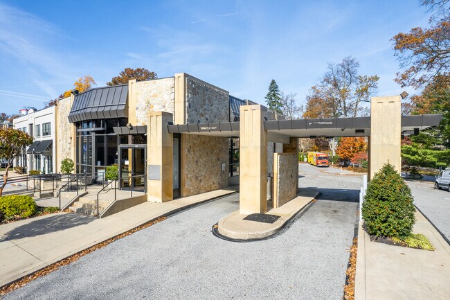 Plus de détails pour 301 W Lancaster Ave, Wayne, PA - Bureau/Commerce de détail à louer