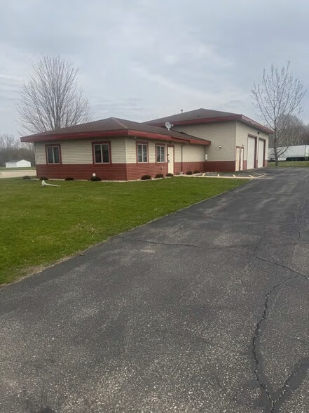 220 Riverbirch Ct, Deerfield, WI à vendre - Photo du bâtiment - Image 1 de 14