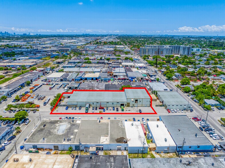 1030-1060 E 30th St, Hialeah, FL à louer - Photo du bâtiment - Image 2 de 8