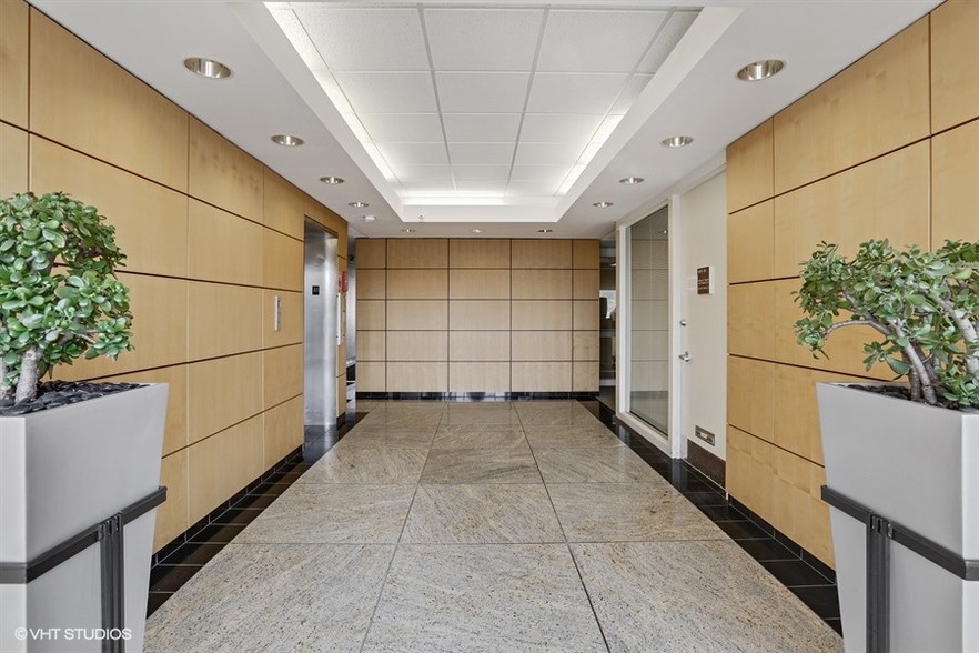 7101 N Cicero Ave, Lincolnwood, IL for lease - Lobby - Image 2 of 5