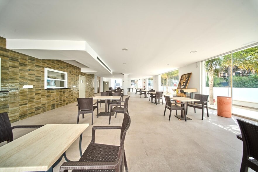 Retail in Marbella for lease - Building Photo - Image 3 of 38