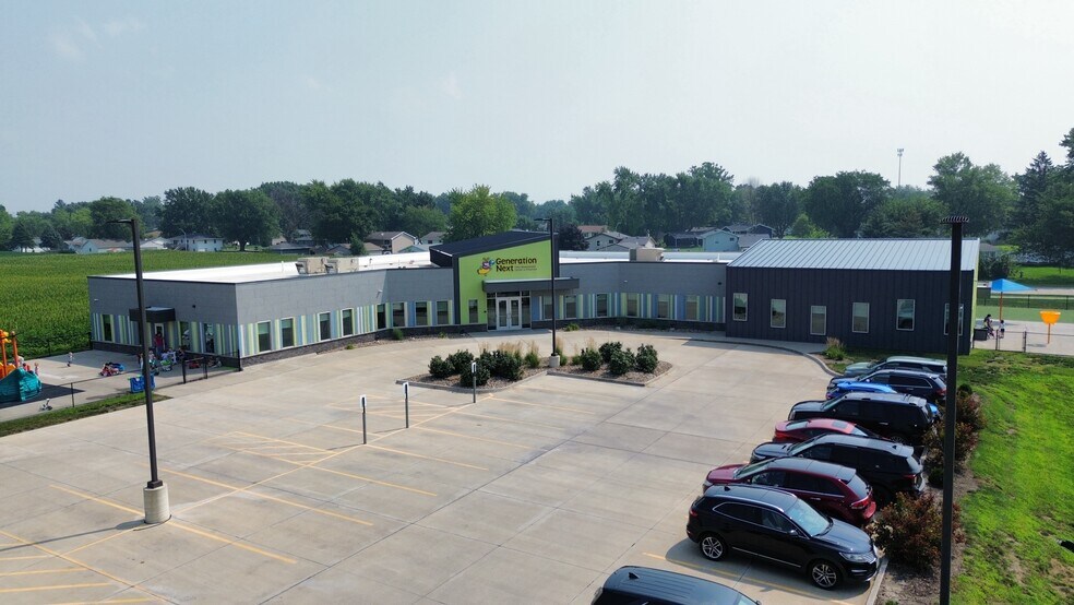 94 Paine Cir, Bondurant, IA à vendre - Photo du bâtiment - Image 2 de 6