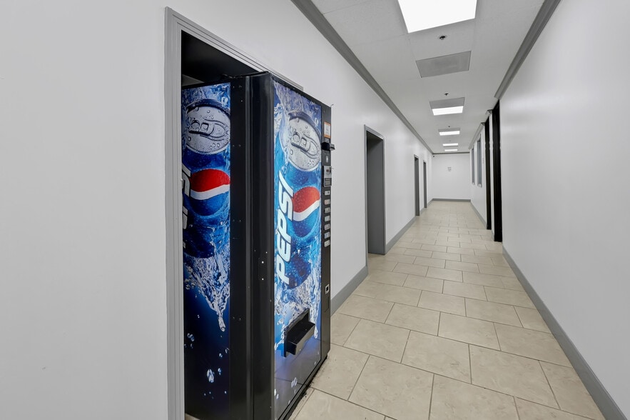 1124 Blalock Rd, Houston, TX for sale - Interior Photo - Image 3 of 34