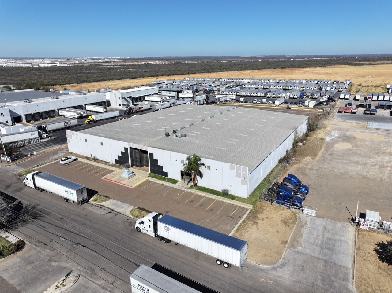 814 Union Pacific Blvd, Laredo, TX for lease Primary Photo- Image 1 of 2