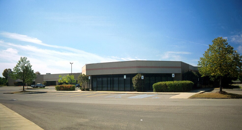 38855 Hills Tech Dr, Farmington Hills, MI à louer - Photo du bâtiment - Image 3 de 10