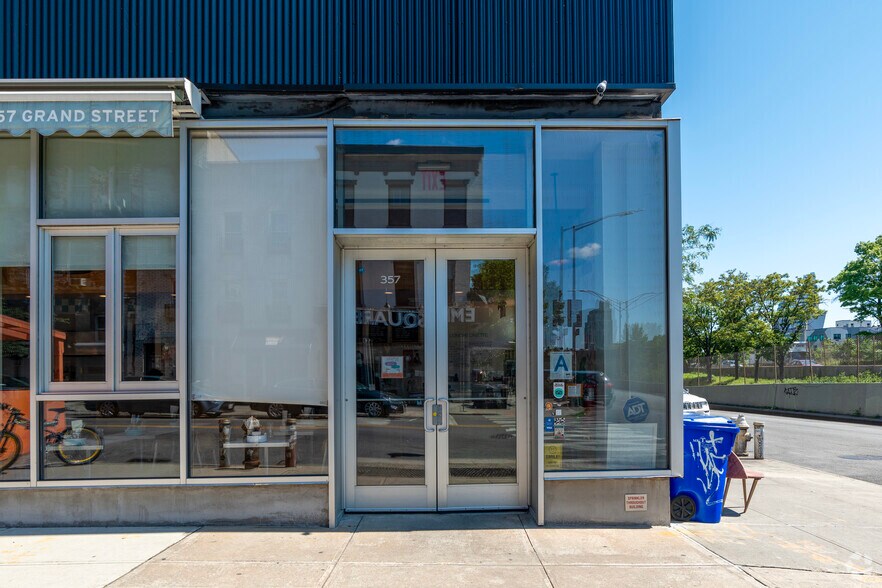 357 Grand St, Brooklyn, NY à louer - Photo du bâtiment - Image 3 de 7