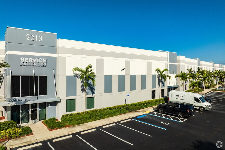 2213 Vista Pky N, West Palm Beach, FL à louer - Photo du bâtiment - Image 2 de 5