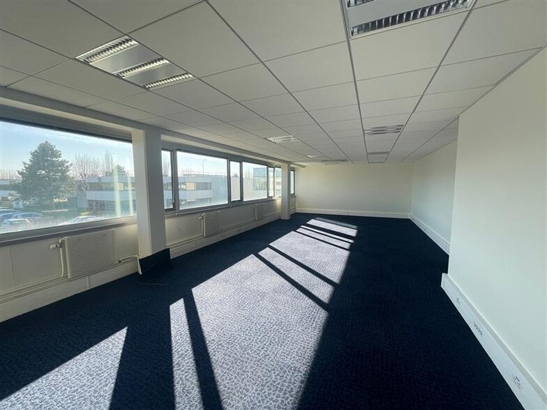 Office in Tremblay-en-France for lease - Interior Photo - Image 3 of 11