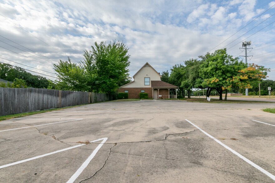 2335 W Green Oaks Blvd, Arlington, TX for lease - Building Photo - Image 2 of 13