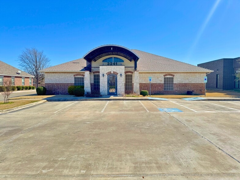 3241 S Carrier Pky, Grand Prairie, TX for sale - Building Photo - Image 2 of 12