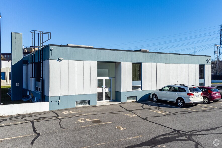 1745 Woodward Dr, Ottawa, ON à louer - Photo du bâtiment - Image 2 de 5