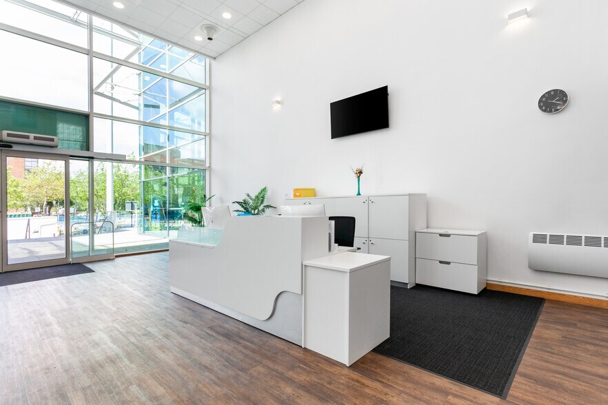 Midsummer Blvd, Milton Keynes for lease - Interior Photo - Image 2 of 10