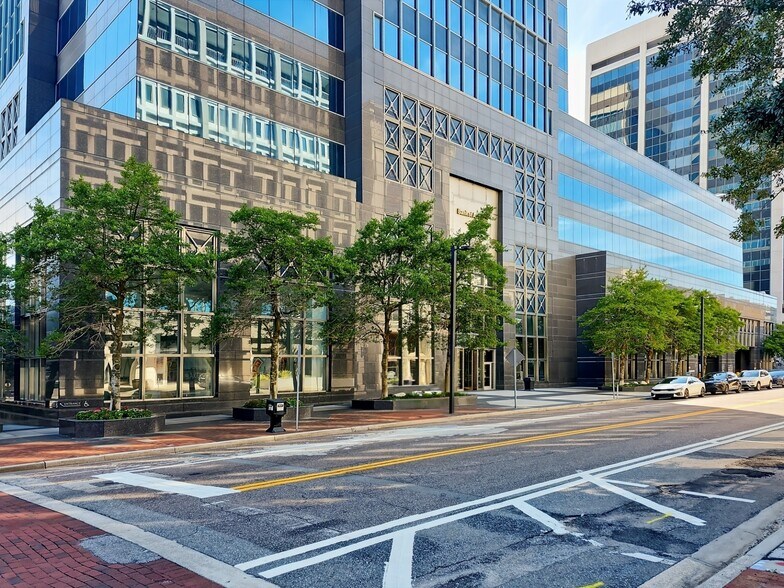 50 N Laura St, Jacksonville, FL à louer - Photo du bâtiment - Image 3 de 15