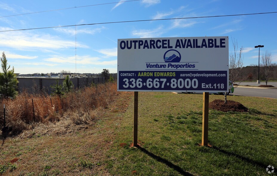 140 N Pointe Blvd, Statesville, NC à vendre - Photo du bâtiment - Image 2 de 5