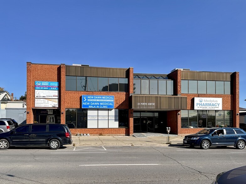 111 Simcoe St N, Oshawa, ON à louer - Photo du bâtiment - Image 2 de 10