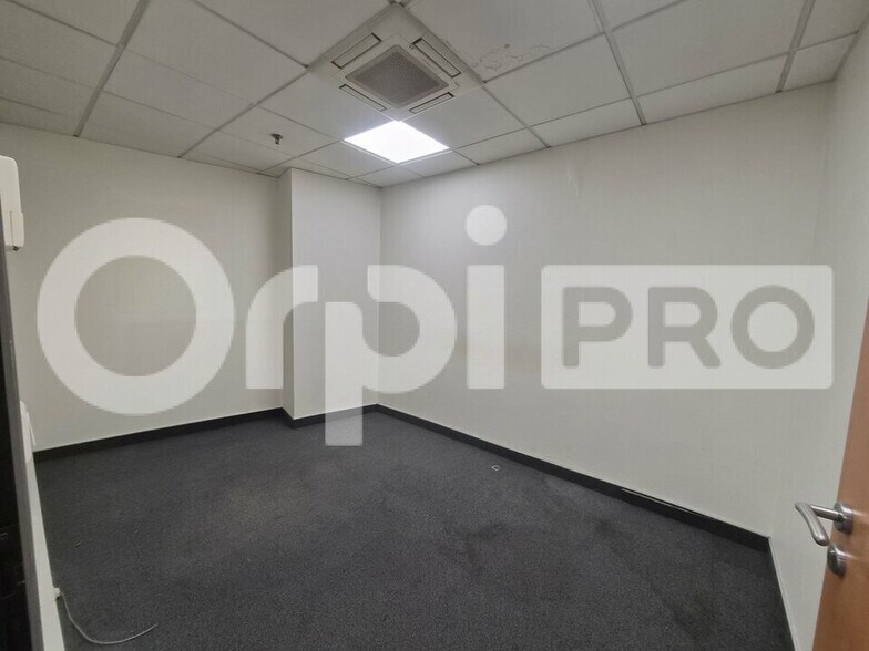 Retail in Tinqueux for sale - Interior Photo - Image 3 of 8