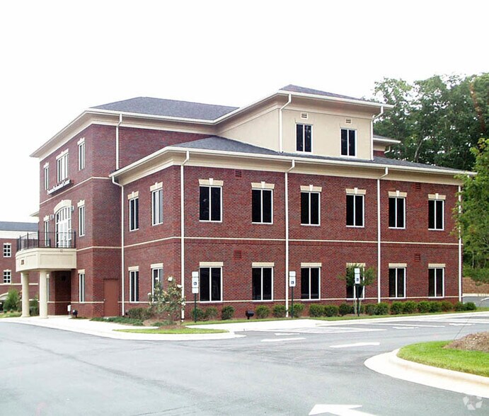 3731 NW Cary Pky, Cary, NC à louer - Photo du bâtiment - Image 2 de 13