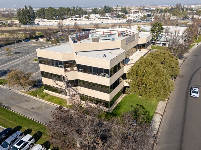 901 Tower Way, Bakersfield, CA à vendre - Photo du bâtiment - Image 2 de 11