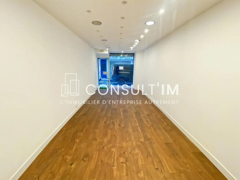 Retail in Paris for lease - Interior Photo - Image 2 of 3