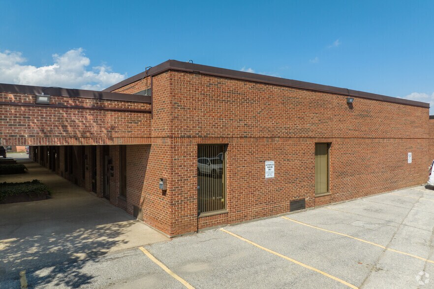 83 Galaxy Blvd, Toronto, ON à louer - Photo du bâtiment - Image 2 de 5