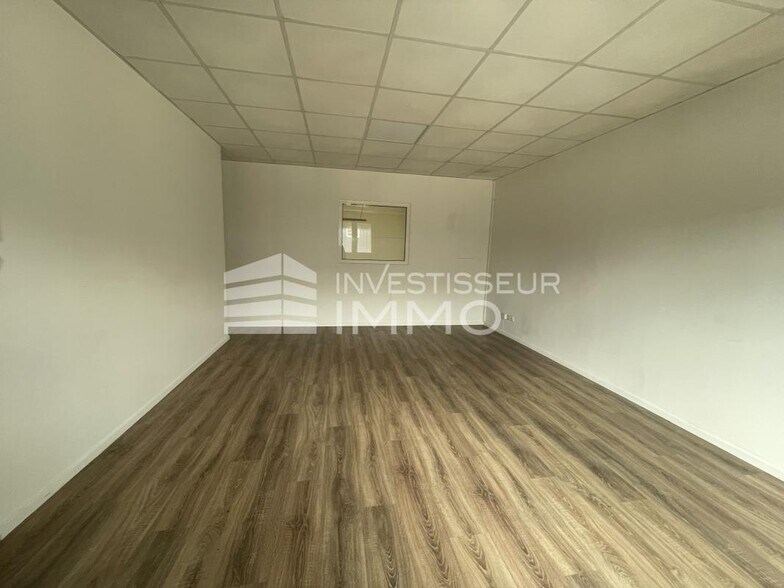 Flex in Ozoir-la-Ferrière for lease - Interior Photo - Image 3 of 6