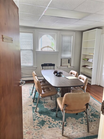 83 Meadow St, Naugatuck, CT à vendre - Photo intérieure - Image 3 de 11
