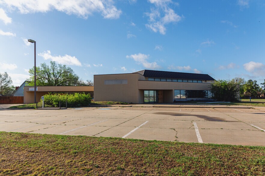 3200 E Memorial Rd, Edmond, OK à vendre - Photo du bâtiment - Image 2 de 32