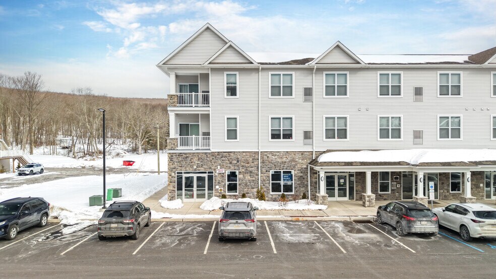 244 Sand Springs Dr, Drums, PA à louer - Photo du bâtiment - Image 3 de 7